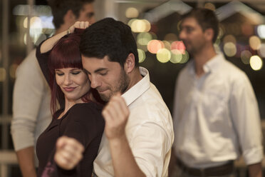 Junge Frau tanzt mit jungem Mann in einer Bar - ZEF005334