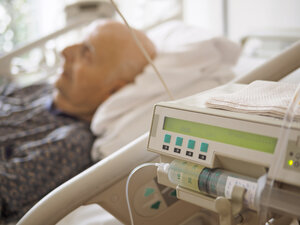 Älterer Mann auf der Palliativstation - LAF001393