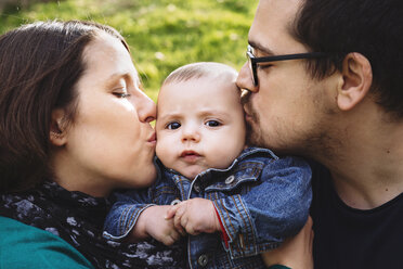 Mutter und Vater küssen ihr Baby im Freien - GEMF000213