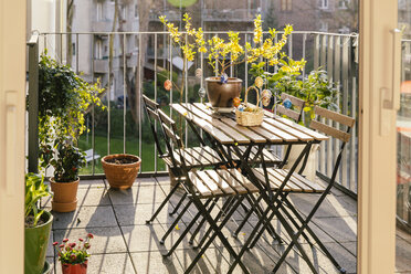 Balcony with table, chairs and Easter decoration - MFF001568