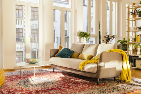 Living room area with Persian rug - MFF001571