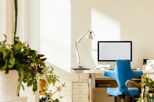Home office in an apartment - MFF001575