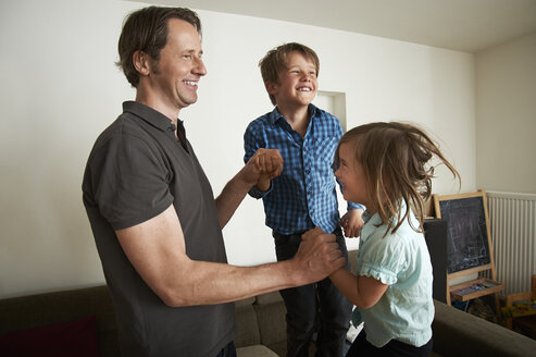 Father playing with his children at home - MAO000046