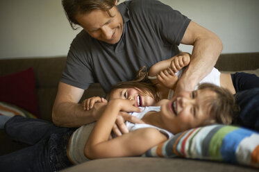 Father playing with his children at home - MAO000055