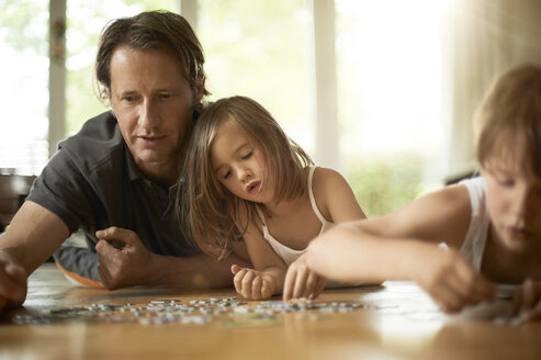 Father playing with his children, lying on floor - MAO000050