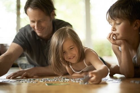 Father playing with his children, lying on floor - MAO000051