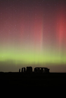 Großbritannien, England, Stonehenge bei Nacht, grünes und rotes Polarlicht - PAF001287