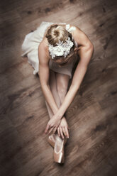 Female ballet dancer sitting on ground - DAWF000328