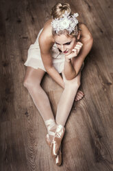 Female ballet dancer sitting on ground - DAWF000329