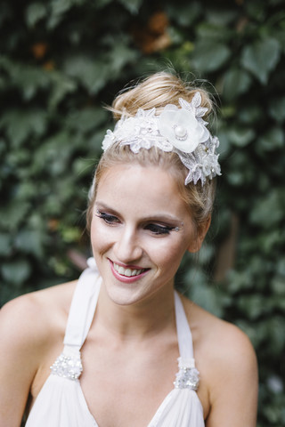 Porträt einer blonden Frau mit weißem Haarschmuck, lizenzfreies Stockfoto