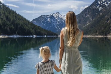 Austria, Tyrol, Lake Plansee, mother and daughter at lakeshore - TCF004622