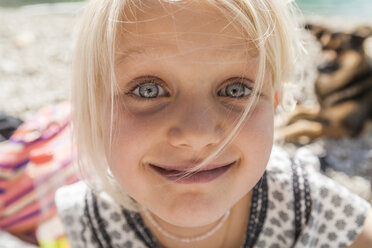 Porträt eines lächelnden Mädchens im Freien - TCF004625
