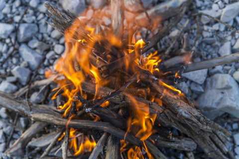 Lagerfeuer aus Schwemmholz, lizenzfreies Stockfoto