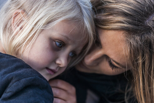 Girl and mother close together - TCF004608