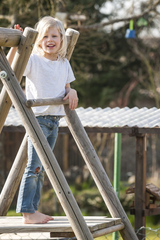 Glückliches Mädchen auf dem Spielplatz, lizenzfreies Stockfoto