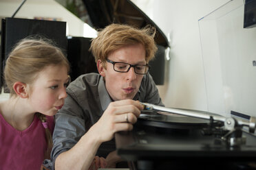 Father and daughter with record player - PAF001329