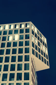 Deutschland, Stuttgart, Bürogebäude mit einigen beleuchteten Fenstern am Abend - WDF003077