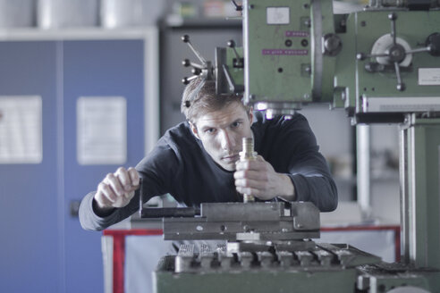 Techniker bei der Arbeit an einer Drehmaschine - SGF001542