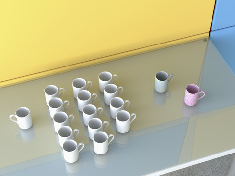 Verschiedene Kaffeetassen auf Glastisch, 3D Rendering, lizenzfreies Stockfoto