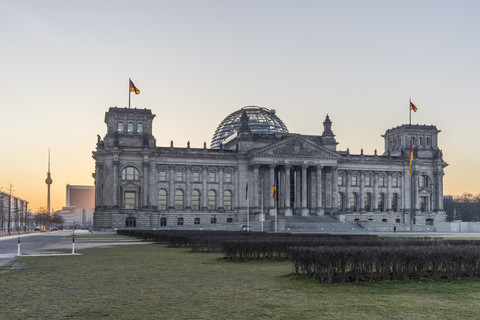 Deutschland, Berlin, Berlin-Tiergarten, Reichstagsgebäude und Berliner Fernsehturm am Morgen, lizenzfreies Stockfoto