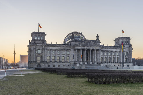 Deutschland, Berlin, Berlin-Tiergarten, Reichstagsgebäude und Berliner Fernsehturm am Morgen - PVCF000413