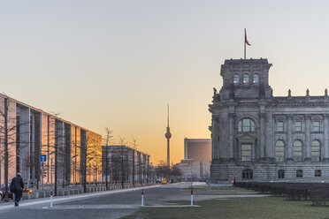 Deutschland, Berlin, Berlin-Tiergarten, Reichstagsgebäude am Morgen - PVCF000414