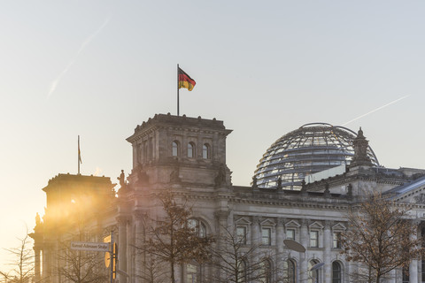Deutschland, Berlin, Berlin-Tiergarten, Reichstagsgebäude gegen die Sonne am Morgen, lizenzfreies Stockfoto