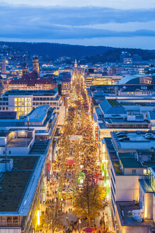 Deutschland, Stuttgart, Einkaufsmeile Königstraße zur Weihnachtszeit - WDF003079