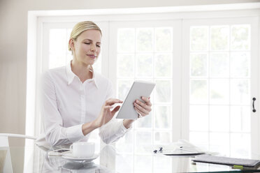 Mid-adult woman using digital tablet - TOYF000025