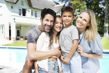 Happy family by the pool - TOYF000042