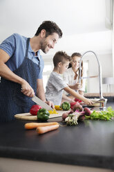 Vater und Kinder bereiten in der Küche Essen zu - TOYF000044