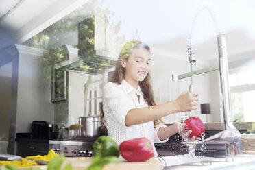 Mädchen wäscht Gemüse in der Küche - TOYF000047