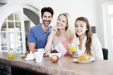 Lächelnde Familie am Frühstückstisch - TOYF000048