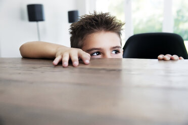 Boy hiding behind table - TOYF000049