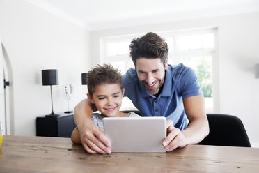 Vater und Sohn benutzen ein digitales Tablet - TOYF000053