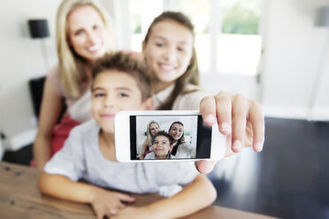 Familie macht Selfie mit Smartphone - TOYF000055