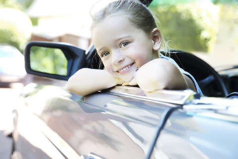 Blondes Mädchen sitzt im Cabrio, lizenzfreies Stockfoto