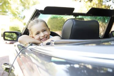 Blonde girl sitting in covertible - TOYF000075