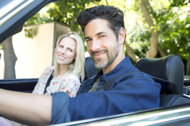 Happy couple driving in convertible - TOYF000083