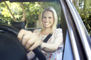 Blonde woman driving in covertible - TOYF000085