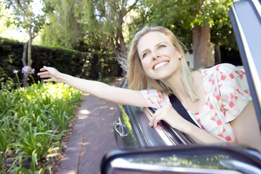 Blonde woman driving in covertible - TOYF000087