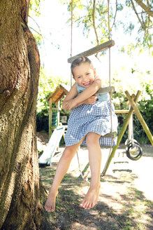 Kleines Mädchen spielt auf dem Spielplatz - TOYF000091