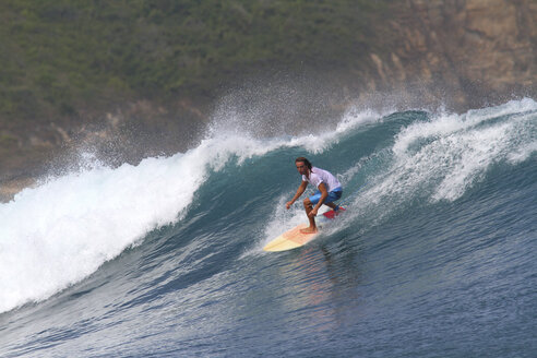 Indonesien, Insel Lombok, surfender Mann - KNTF000011