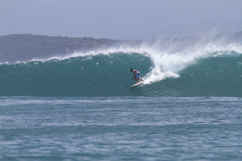 Indonesien, Insel Lombok, surfender Mann - KNTF000014