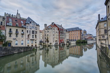 Frankreich, Lothringen, Metz, Häuser am Kanal - PAF001341