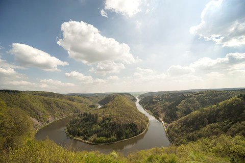 Deutschland, Saarland, Mettlach, Saarschleife vom Aussichtspunkt Cloef aus gesehen, lizenzfreies Stockfoto