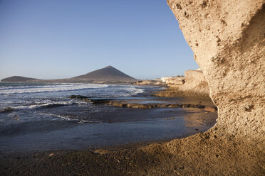 Spanien, Kanarische Inseln, Teneriffa, Granadilla de Abona, Strand und Berg Montana Roja in El Medano - PCF000158