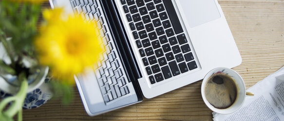 Tasse Kaffee, Blumen, Zeitung und Laptop auf Holz - RIBF000049