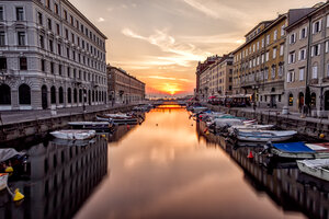 Italien, Triest, Canal Grande bei Sonnenuntergang - DAWF000372