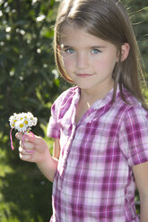 Portrait of little girl with bunch of daisys - YFF000412